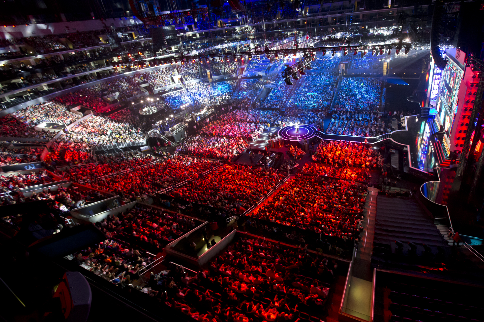 BLG全程陪练，协助兄弟战队进行高强度训练赛